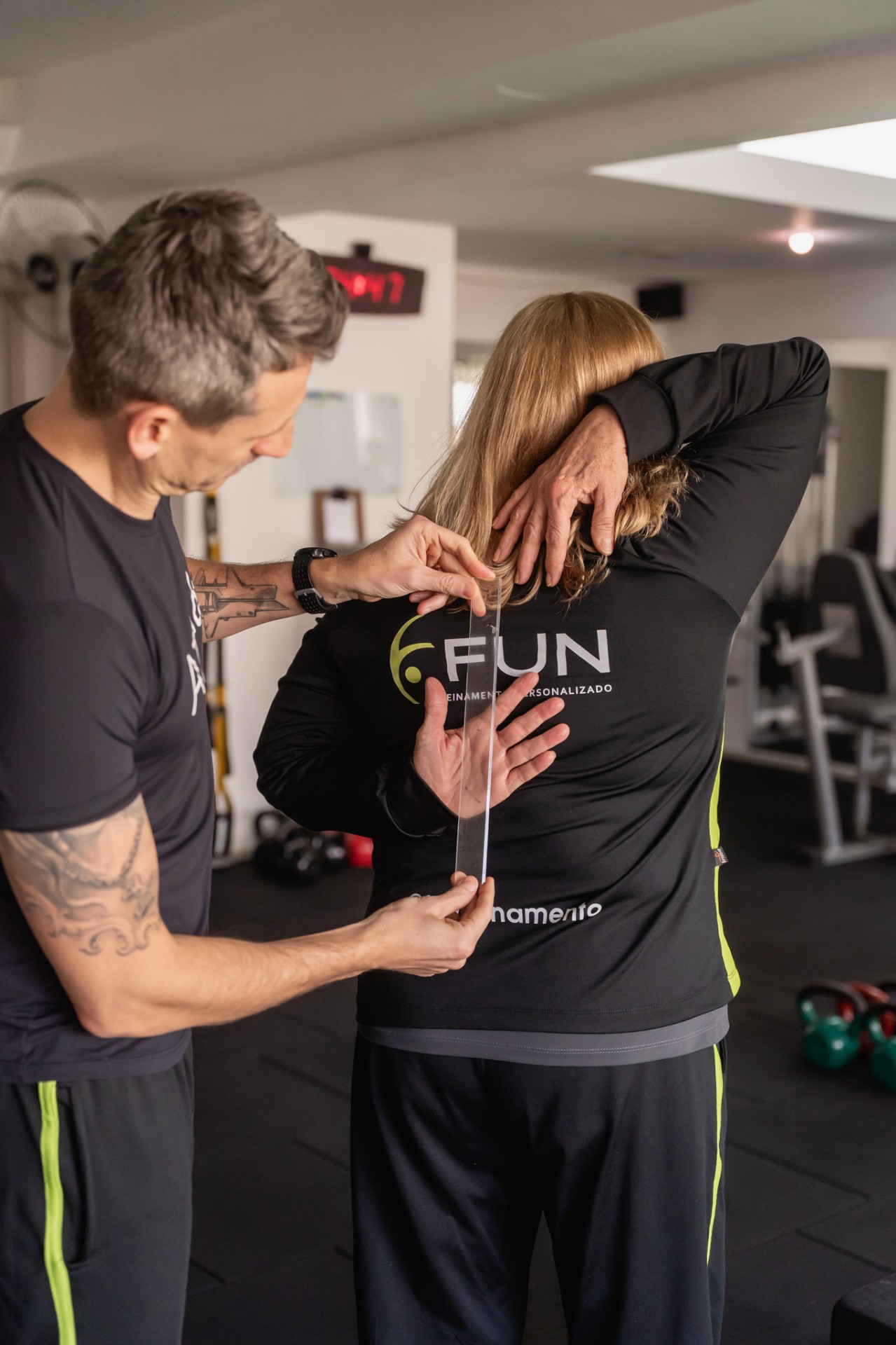 Avaliação de mobilidade de ombros com medição feita pelo personal trainer