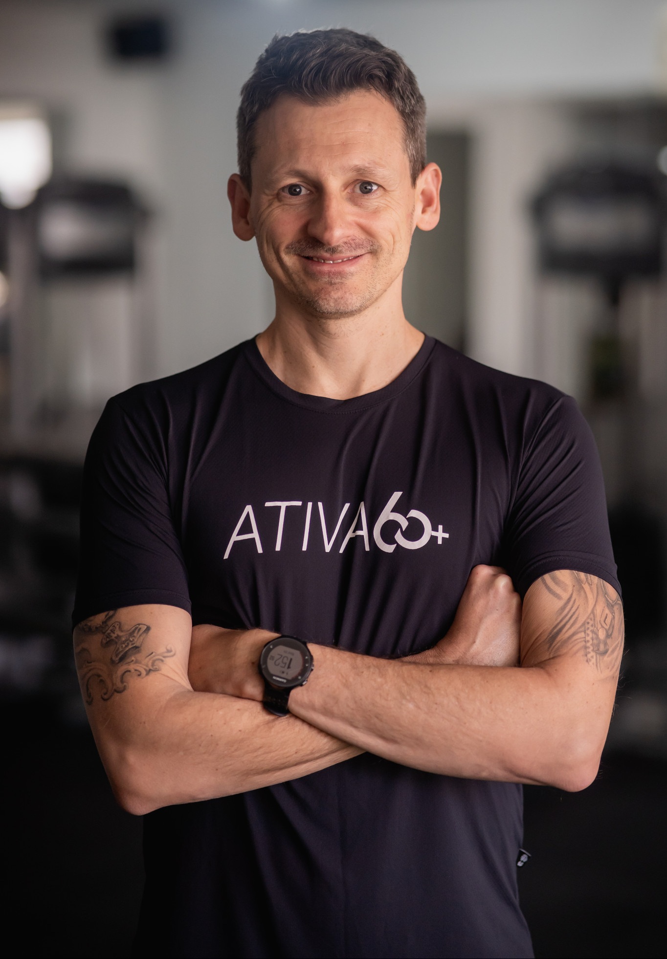 Guilherme Diel, personal trainer, de braços cruzados na academia